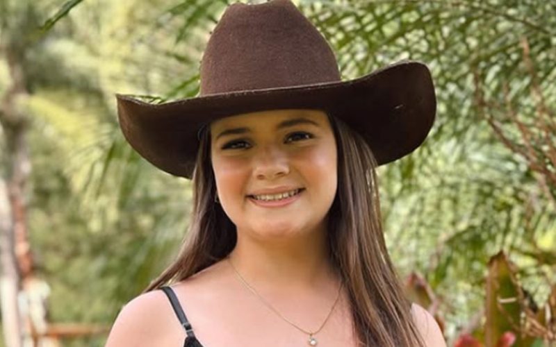 Nathalia Serena, jovem cantora e compositora com voz potente traz as raízes da roça