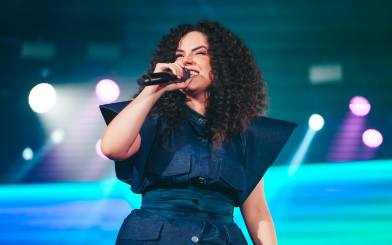 Rebeca Carvalho apresenta a canção “Águas Vivas”, faixa-título de seu primeiro projeto ao vivo