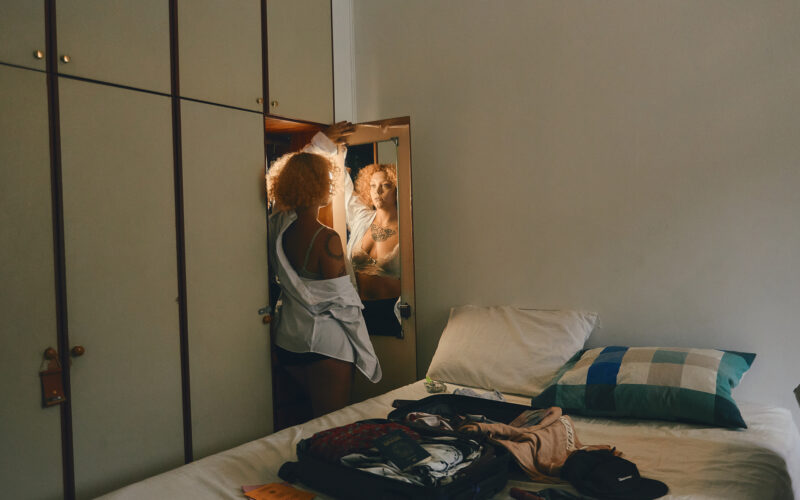 Adriana Santhi lança primeiro EP, Pouso, com sonoridade sensível e atmosférica