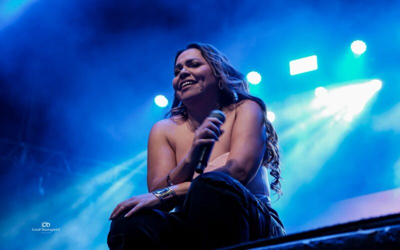 Priscila Meireles começa 2026 com show emocionante e casa cheia em Florianópolis