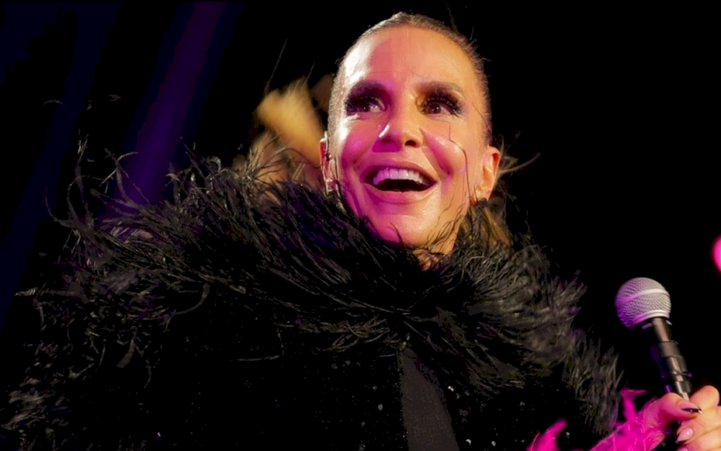 Ivete Sangalo causa alvoroço na internet ao usar fio-dental
