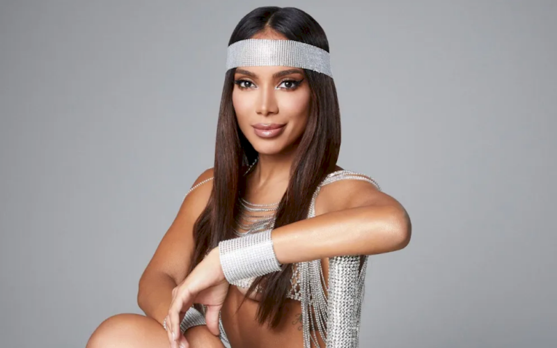 Anitta dá um jeito de fugir de oficial de Justiça antes de show, diz colunista