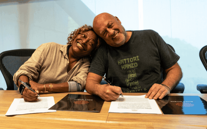 Mart’nália fecha contrato com gravadora Sony no Brasil.