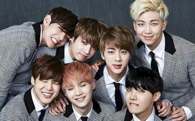 BTS impressiona admiradores com edição limitada de vinil vermelho de seu mais recente álbum